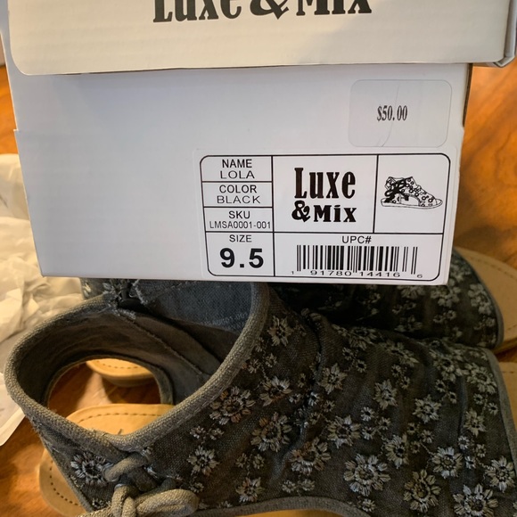 NWT sandals - Picture 5 of 6